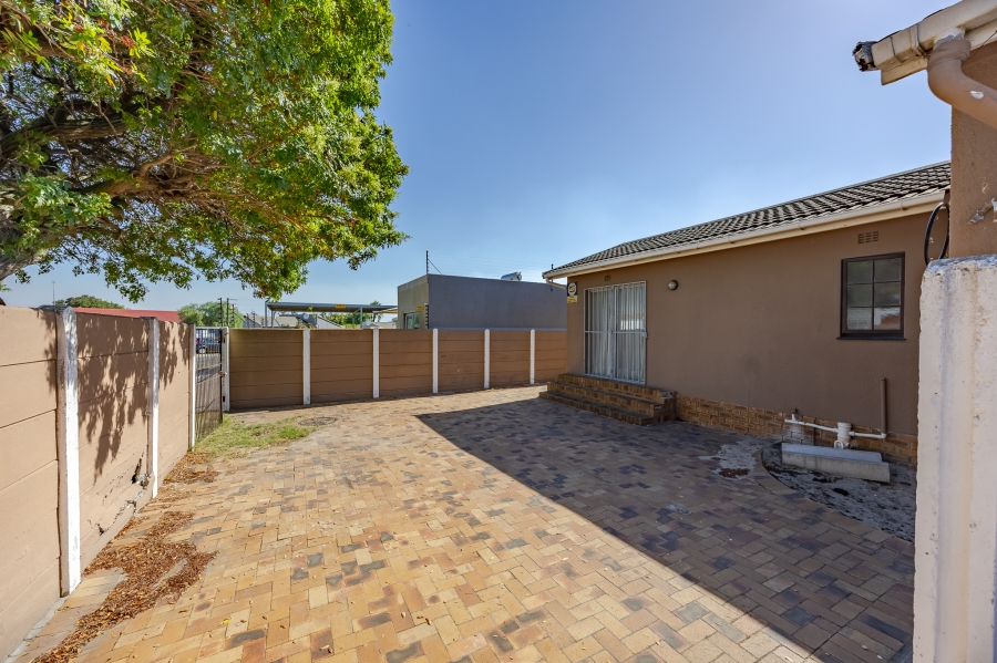 5 Bedroom Property for Sale in Bothasig Western Cape